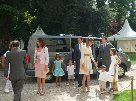 Los Duques de Anjou presentaron a sus mellizos en París. El estilo de Margarita Vargas