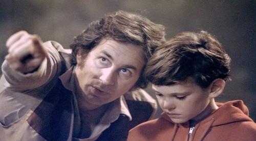 Spielberg junto a Henry Thomas durante la filmación de E.T Steven Spielberg: El niño que nunca creció
