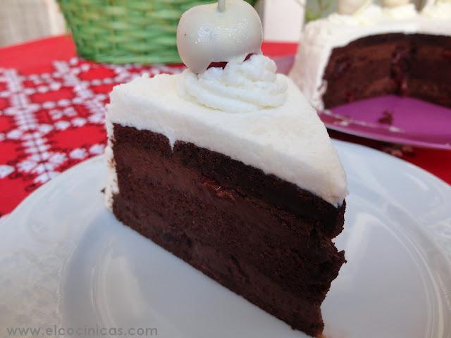 Selva blanca. Tarta de chocolate y nata con cerezas Selva blanca. Tarta de chocolate y nata con cerezas