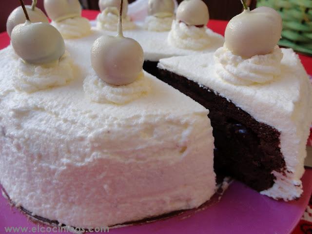Selva blanca. Tarta de chocolate y nata con cerezas Selva blanca. Tarta de chocolate y nata con cerezas