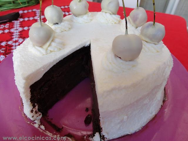 Selva blanca. Tarta de chocolate y nata con cerezas Selva blanca. Tarta de chocolate y nata con cerezas