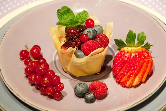 Berries phyllo basket (Canasta de pasta filo con frutos rojos)