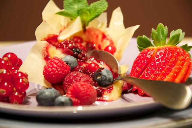 Berries phyllo basket (Canasta de pasta filo con frutos rojos)