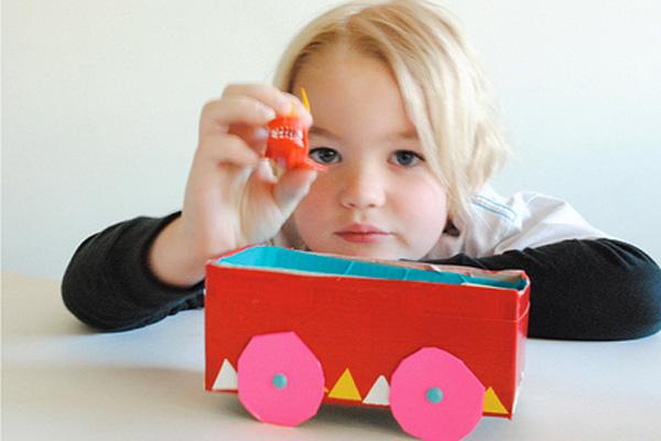niño con tren decorado de cartón niño con tren decorado