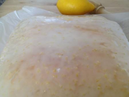 Buen finde Bizcocho de limón recetas postres para café recetas delikatissen recetas de glaseado recetas con limón postres delikatissen postres de verano postres de limón lemon cake recipe glaseado de fácil de limón fotos de postres fotos de bizcochos fotografías de postres cuadrados de limón blog de repostería blog de recetas blog de postres bizcocho pequeño receta bizcocho fácil de limón bizcocho casero sin yogur