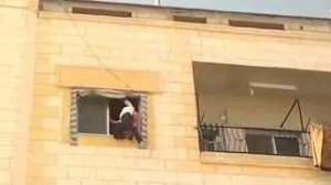 Ofrecemos las terroríficas imágenes: Islamistas sirios tiran a un hombre por la ventana por ser cristiano