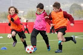 Los niños y niñas pequeños podrían competir igualitariamente a determinada edad Los niños y niñas pequeños podrían competir igualitariamente a determinada edad