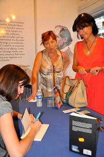 Ana Pomares. Firma de libros en la XLII Feria del Libro de Alicante