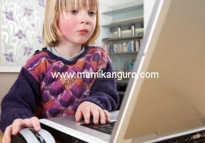 8267698-ninos-jugando-con-el-equipo-nino-rubio-escribiendo-o-trabajando-en-el-teclado-de-la-computadora-port Jugando en la Compu: 10 Tips de seguridad en línea