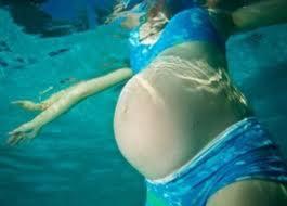 Beneficios de la preparación al parto en la piscina