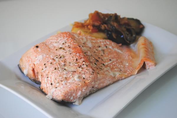 Papillote de salmón con patatas y berenjenas