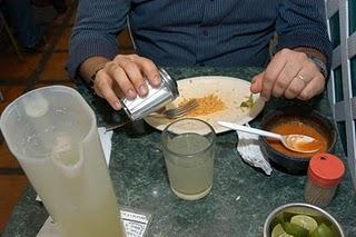Mexicanos consumen casi doble de cantidad de sal recomendada por la Organización Mundial de la Salud