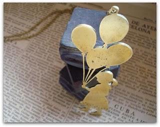 Amora, complementos con nostalgia Amora, complementos con nostalgia