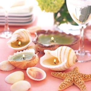 Cómo hacer centros de mesa con conchas de mar. cera con conchas de mar para crear un centro de mesa