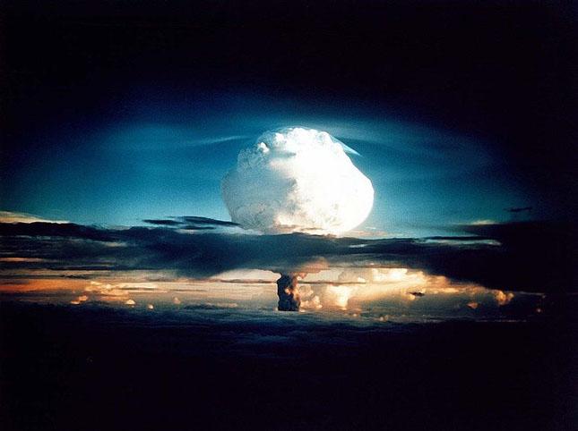 Nube de hongo generada por la explosión de la bomba termonuclear de fusión Ivy Mike