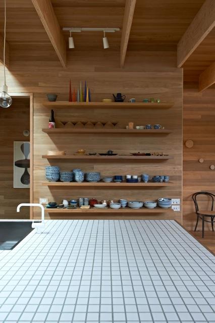 Una cocina con suelos, techos y paredes de madera Una cocina con suelos, techos y paredes de madera