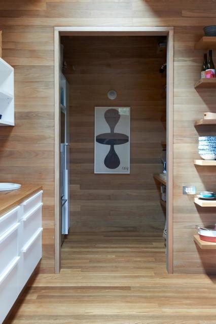 Una cocina con suelos, techos y paredes de madera Una cocina con suelos, techos y paredes de madera