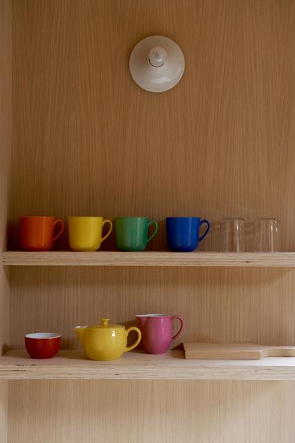 Una cocina con suelos, techos y paredes de madera Una cocina con suelos, techos y paredes de madera