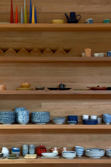 Una cocina con suelos, techos y paredes de madera Una cocina con suelos, techos y paredes de madera