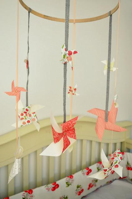 Móvil para cuna de bebé hecha con molinillos de viento Adorno colgante para bebé con molinos de papel
