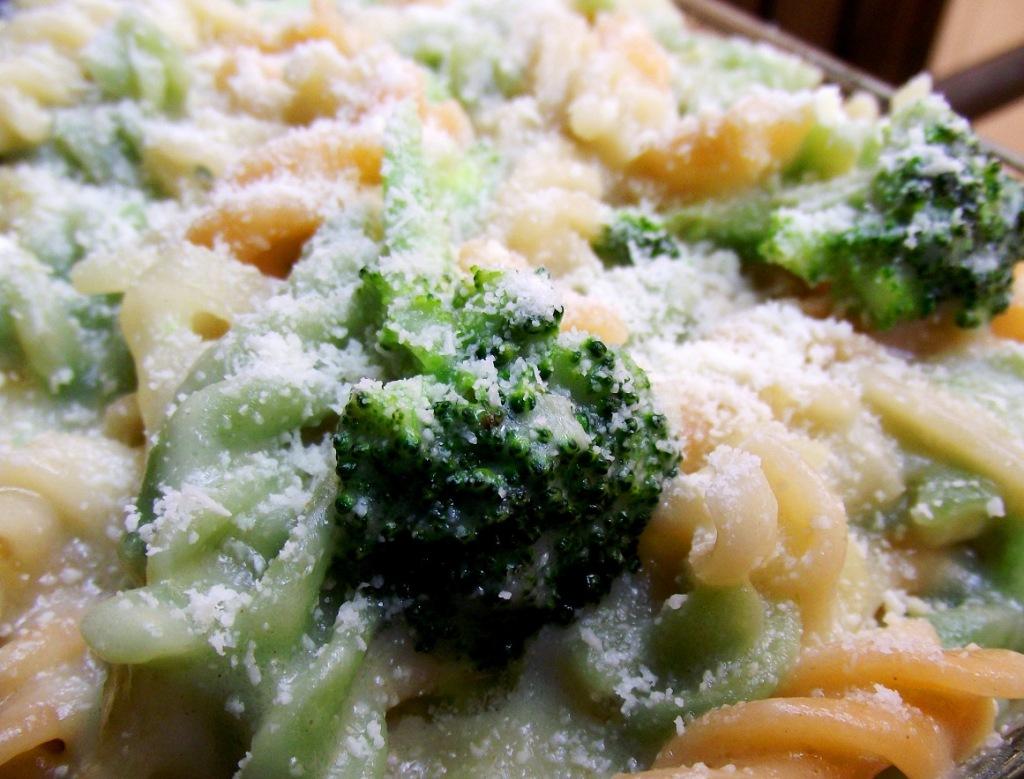 pasta blanca en crema de brocoli ¡Una suculenta pasta blanca en crema de brócoli!