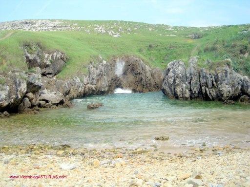 Playa del Cobijero o Las Acacias en Llanes: Vista frontal