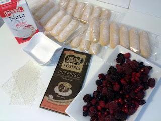 Charlota de chocolate y frutos rojos al aroma de azahar Charlota de chocolate y frutos rojos al aroma de azahar