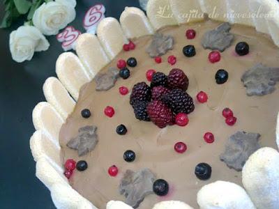 Charlota de chocolate y frutos rojos al aroma de azahar Charlota de chocolate y frutos rojos al aroma de azahar