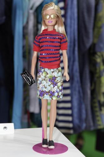 1342543272_Barbieb_by_Glamour Las grandes revistas de moda visten a Barbie