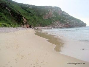 Playa de Andrin en Llanes, en marea alta