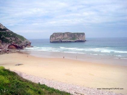 Playa de Andrín, en Llanes: Margen izquierdo e islote Ballota