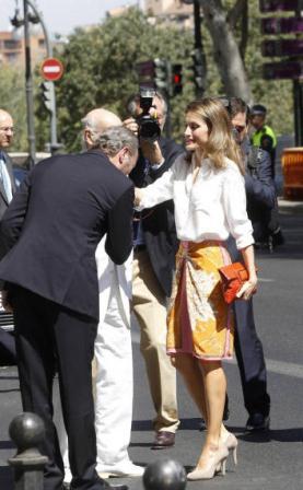 Dña Letizia en Valencia con falda pareo de Uterqüe