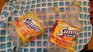 Sunny Delight y una tarta fondant modelada con forma de botella Sunny Delight y una tarta fondant modelada con forma de botella