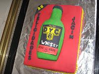 Sunny Delight y una tarta fondant modelada con forma de botella Sunny Delight y una tarta fondant modelada con forma de botella