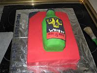 Sunny Delight y una tarta fondant modelada con forma de botella Sunny Delight y una tarta fondant modelada con forma de botella