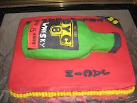 Sunny Delight y una tarta fondant modelada con forma de botella Sunny Delight y una tarta fondant modelada con forma de botella