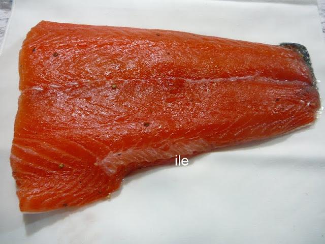 Gravlax de salmon con bayas de enebro Gravlax de salmon con bayas de enebro