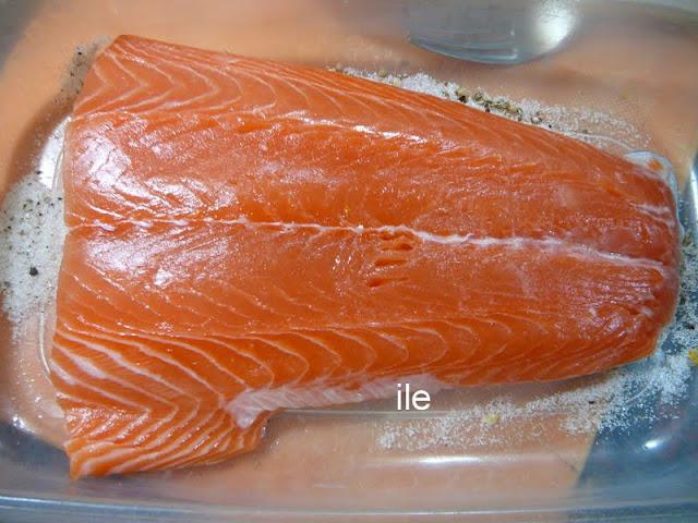 Gravlax de salmon con bayas de enebro Gravlax de salmon con bayas de enebro