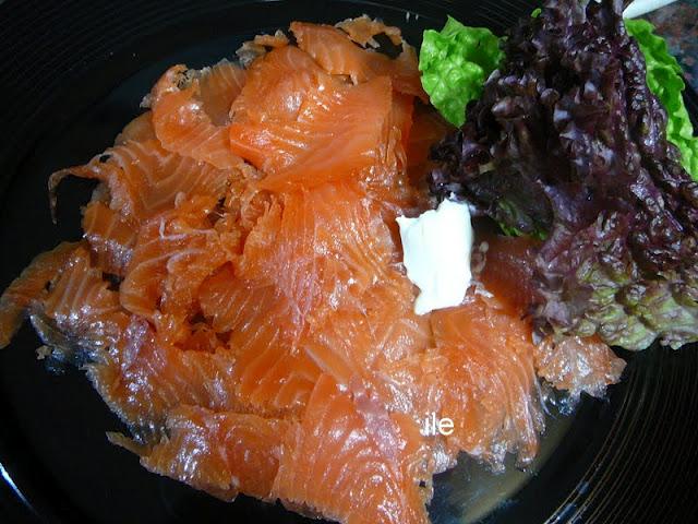 Gravlax de salmon con bayas de enebro Gravlax de salmon con bayas de enebro