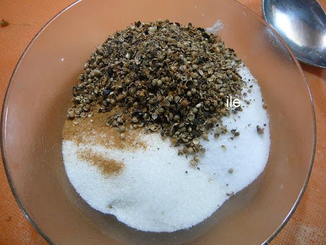 Gravlax de salmon con bayas de enebro Gravlax de salmon con bayas de enebro