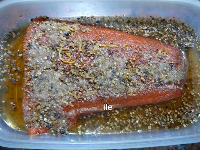 Gravlax de salmon con bayas de enebro Gravlax de salmon con bayas de enebro