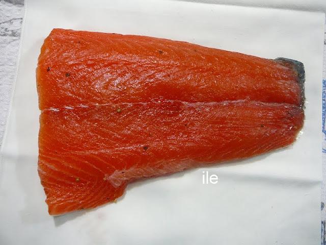 Gravlax de salmon con bayas de enebro Gravlax de salmon con bayas de enebro