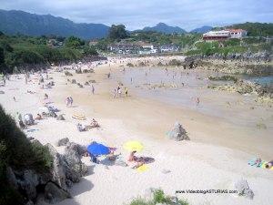 Playa de Toro en Llanes: Arena seca y rocas