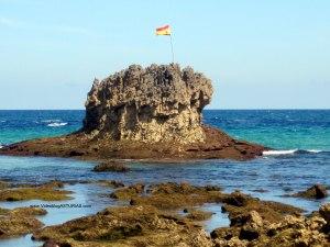 Playa de Toro en Llanes: Peña central con bandera España