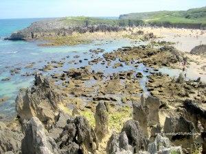 Playa de Toro en Llanes: Rocas en la orilla