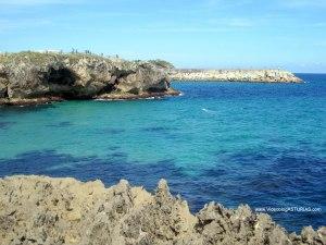 Playa de Toro en Llanes: Cubos Ibarrola y cuevas