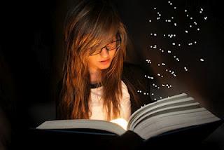 Sal con una chica que lee (Escrito por Rosemary Urquico)