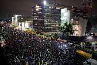 México: comienzan a dejar local los estudiantes que han ocupado a emisora de TV