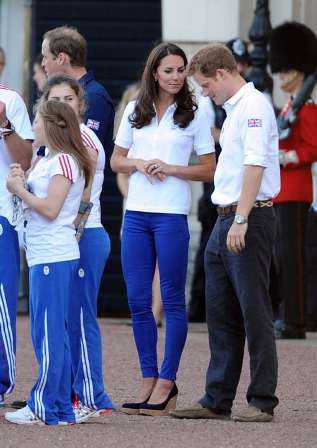 Kate Middleton, de Zara,  al paso de la llama olímpica