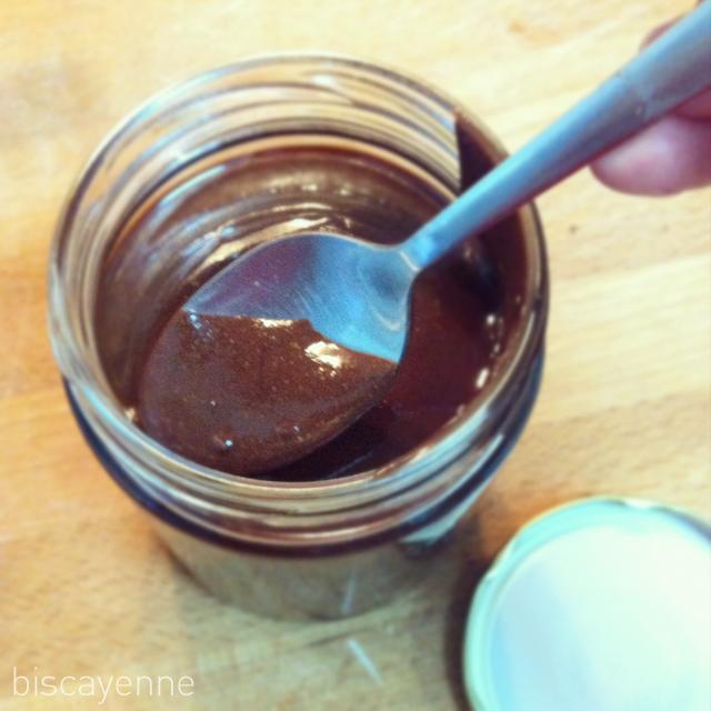 Untable de gianduja sobre pan: yo nutello, tú nutellas, él nutella... Untable de gianduja sobre pan: yo nutello, tú nutellas, él nutella...